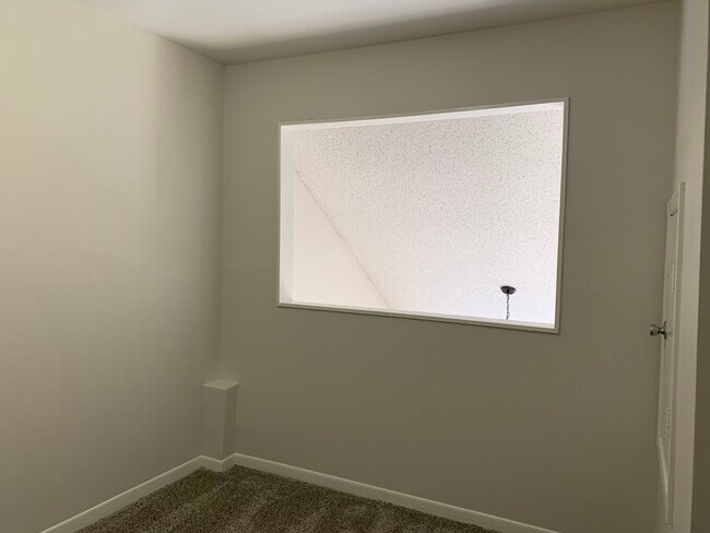 Building Photo - 2558 W Bird St