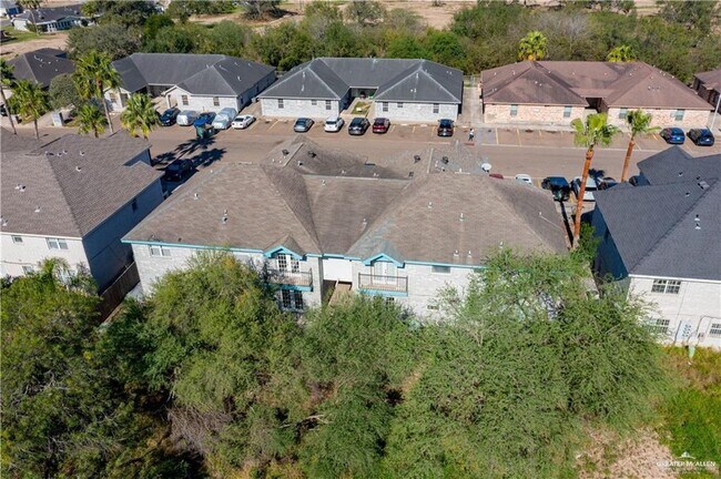 Building Photo - 1802 Oasis Dr