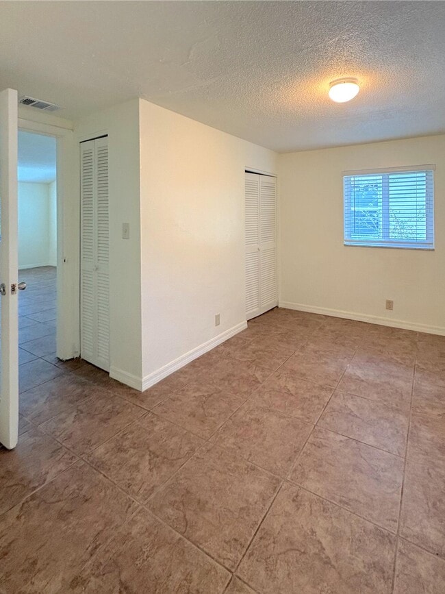 Building Photo - 1124 NE 5th Ave