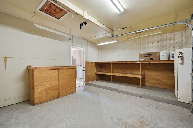 Building Photo - All Brick Home & Large Yard in Niceville!