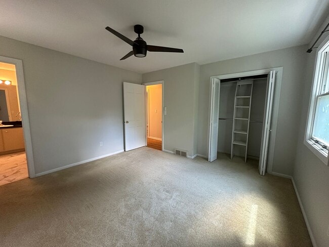 Building Photo - Large 4 bedroom ranch in Forest Hills