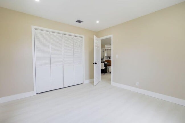 Building Photo - 5409 NE 4th Ave