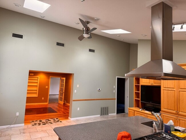 Building Photo - Nice large country setting close to town