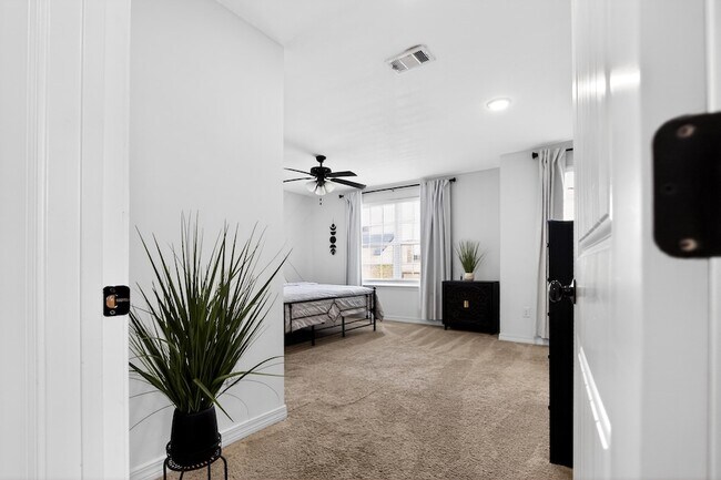 Building Photo - 507 Eisenhower Dr