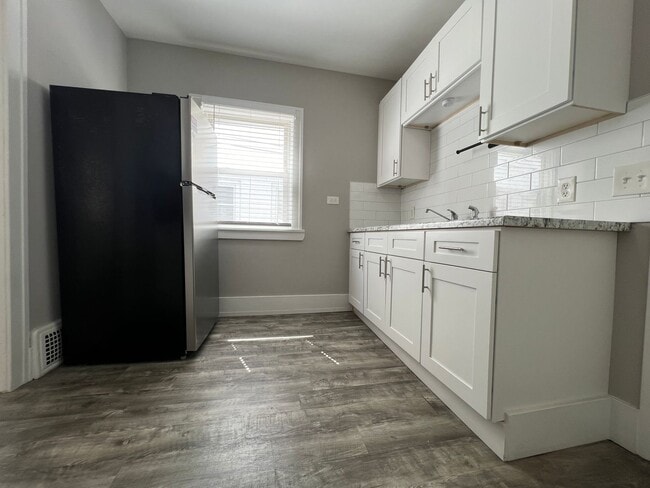 Building Photo - 2186 Wascana Ave