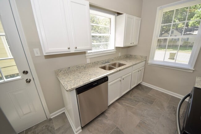 Building Photo - Charming updated 3 bed, 1 bath home near Midtown and Pink Palace.