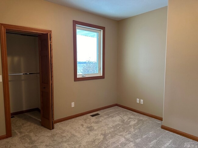 Building Photo - 4 Bedroom Townhome