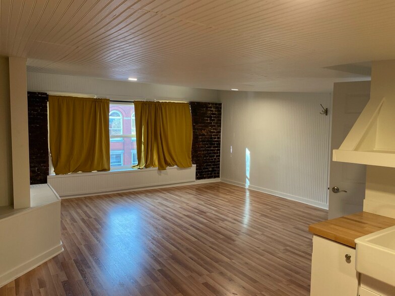 Building Photo - 119 W Main St