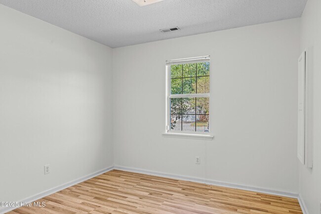 Building Photo - 314 Pebble Ln