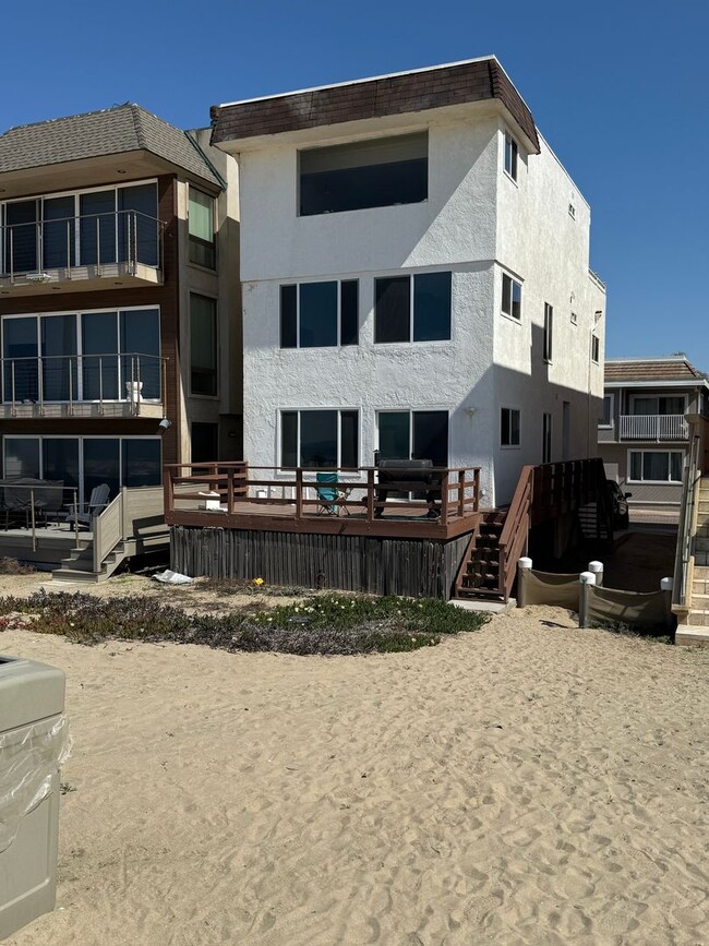 Building Photo - Surfside Gated Community - Tri-Level 3Bd 2