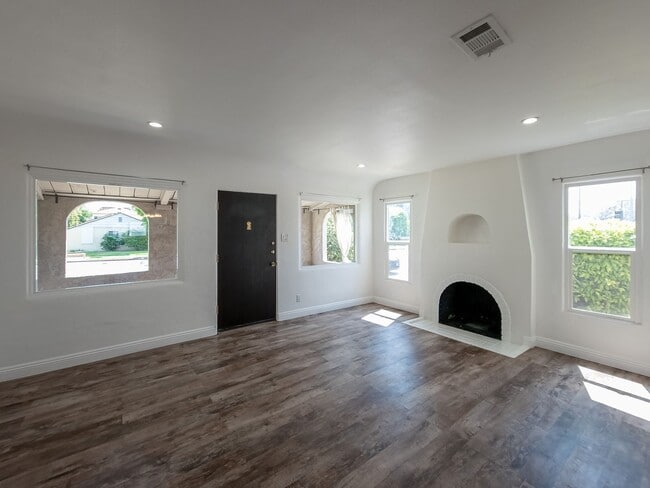 Building Photo - Elegant 3BD/2BA Oasis in the Heart of Glen...
