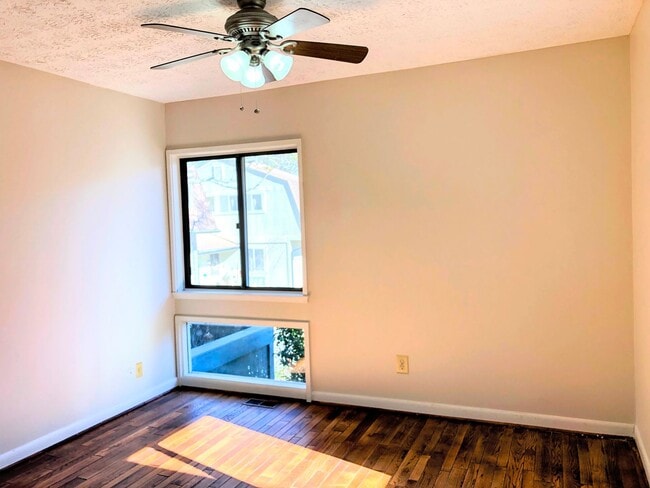 Building Photo - 3 bedroom 2.5 bathroom Home Near UGA and on the UGA Busline!