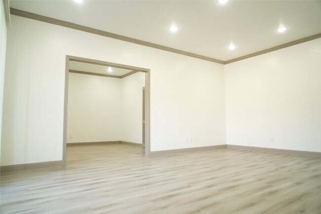 Building Photo - 2400 N Braeswood Blvd