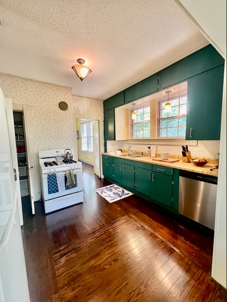 Kitchen - 211 W Mallory St