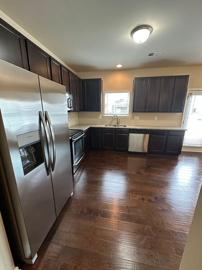Building Photo - NEW LISTING - GORGEOUS TOWNHOME IN KENNESAW!