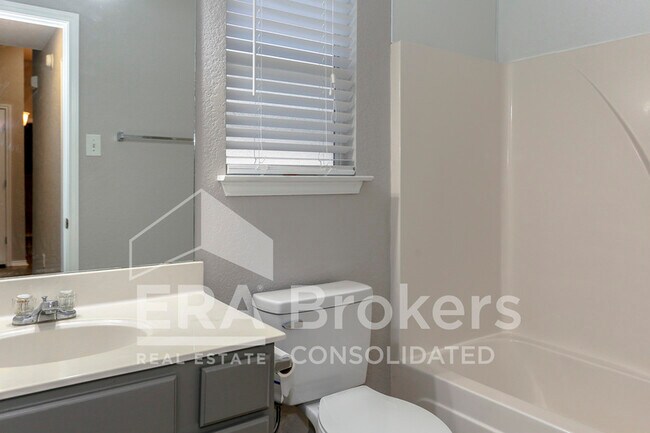 Building Photo - 1614 Twisted Oak Dr