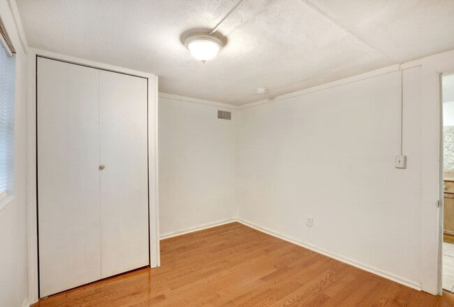 Building Photo - Cute Bungalow - great yard - Two Bedroom