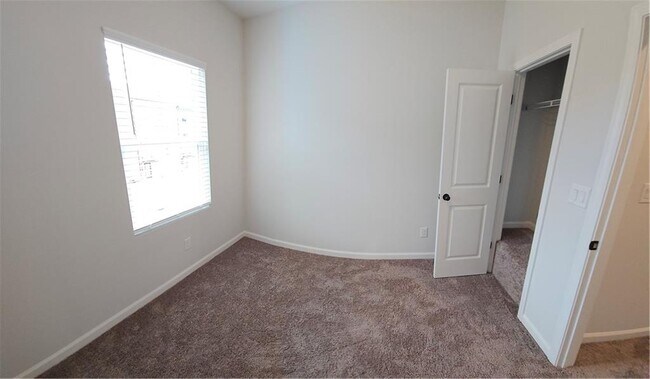 Building Photo - 908 Colton Dr