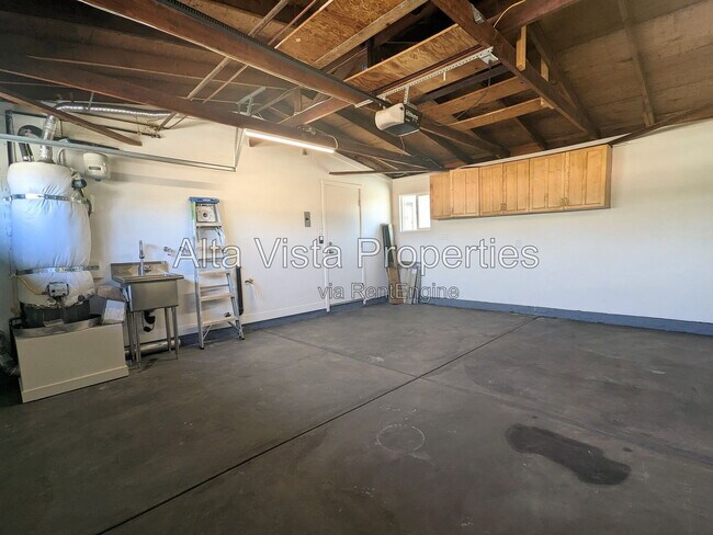 Building Photo - 965 Beverly Ave