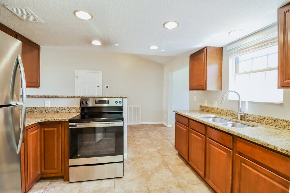 Building Photo - 16136 Villa Dr