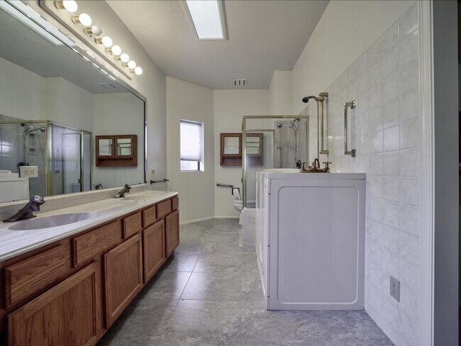 Building Photo - 3 Bedroom 2 Bathroom with Community Pool!!