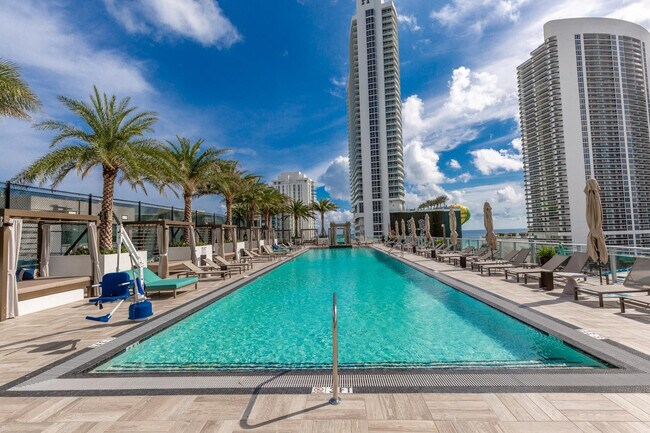 Building Photo - 2723 Hallandale Beach Blvd