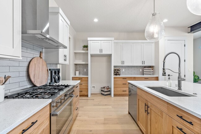 Building Photo - 2460 W Iron Coop St