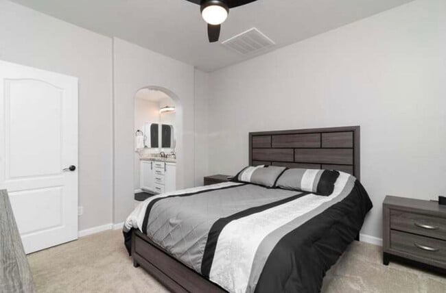 Building Photo - 2726 S Equestrian Dr