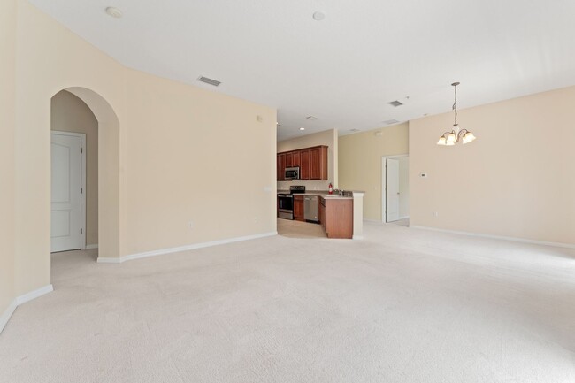 Building Photo - Nice 2/2 Condo w/Garage in Villas of East ...