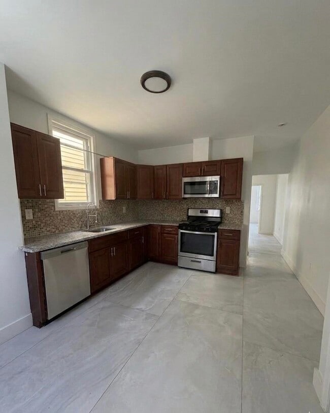 Building Photo - 132 Bayview Ave