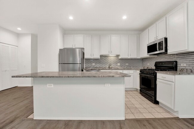 Building Photo - 948 W 15th Pl