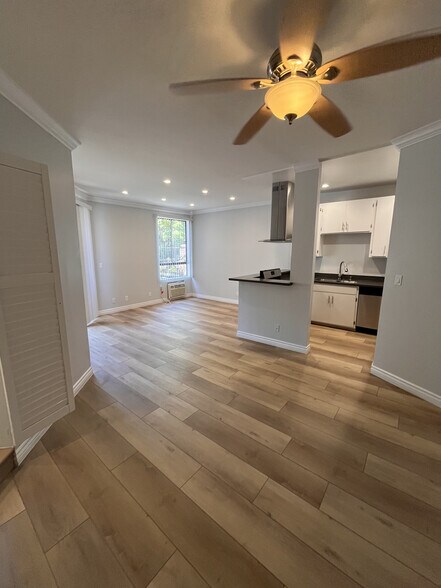 Primary Photo - 2107 N Beachwood Dr
