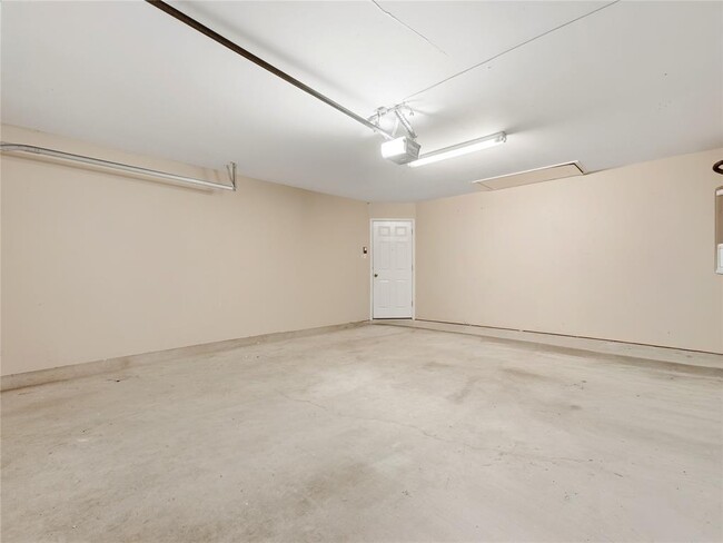 Building Photo - 1004 Downridge Dr