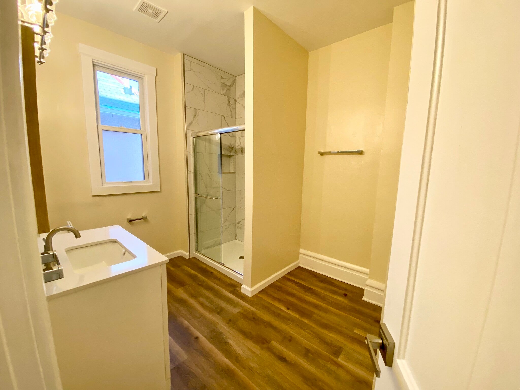 Shared Bathroom - 1372 Neil Ave