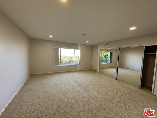 Building Photo - 1212 Roberto Ln