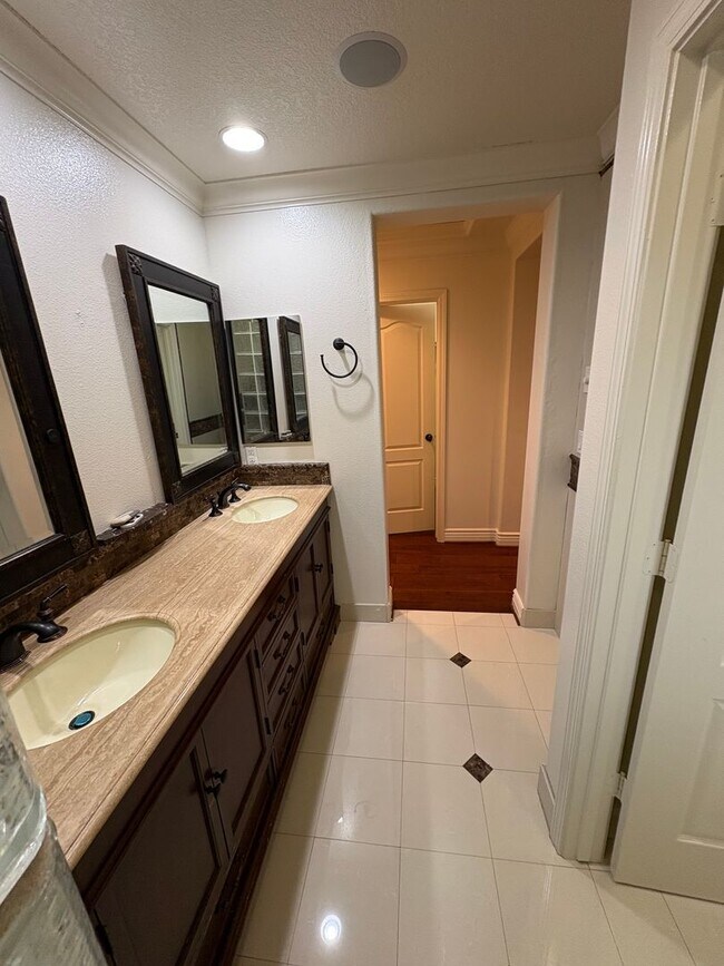 Building Photo - Two story home in NW Visalia Rent Ready!