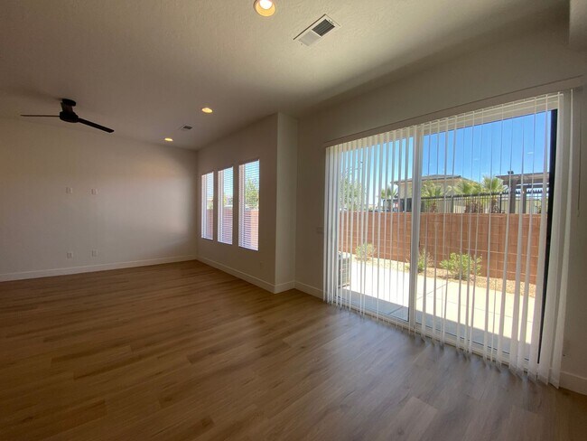Building Photo - SPACIOUS TOWNHOME AVAILABLE FOR RENT