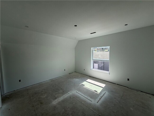 Building Photo - 906 N Sang Ave