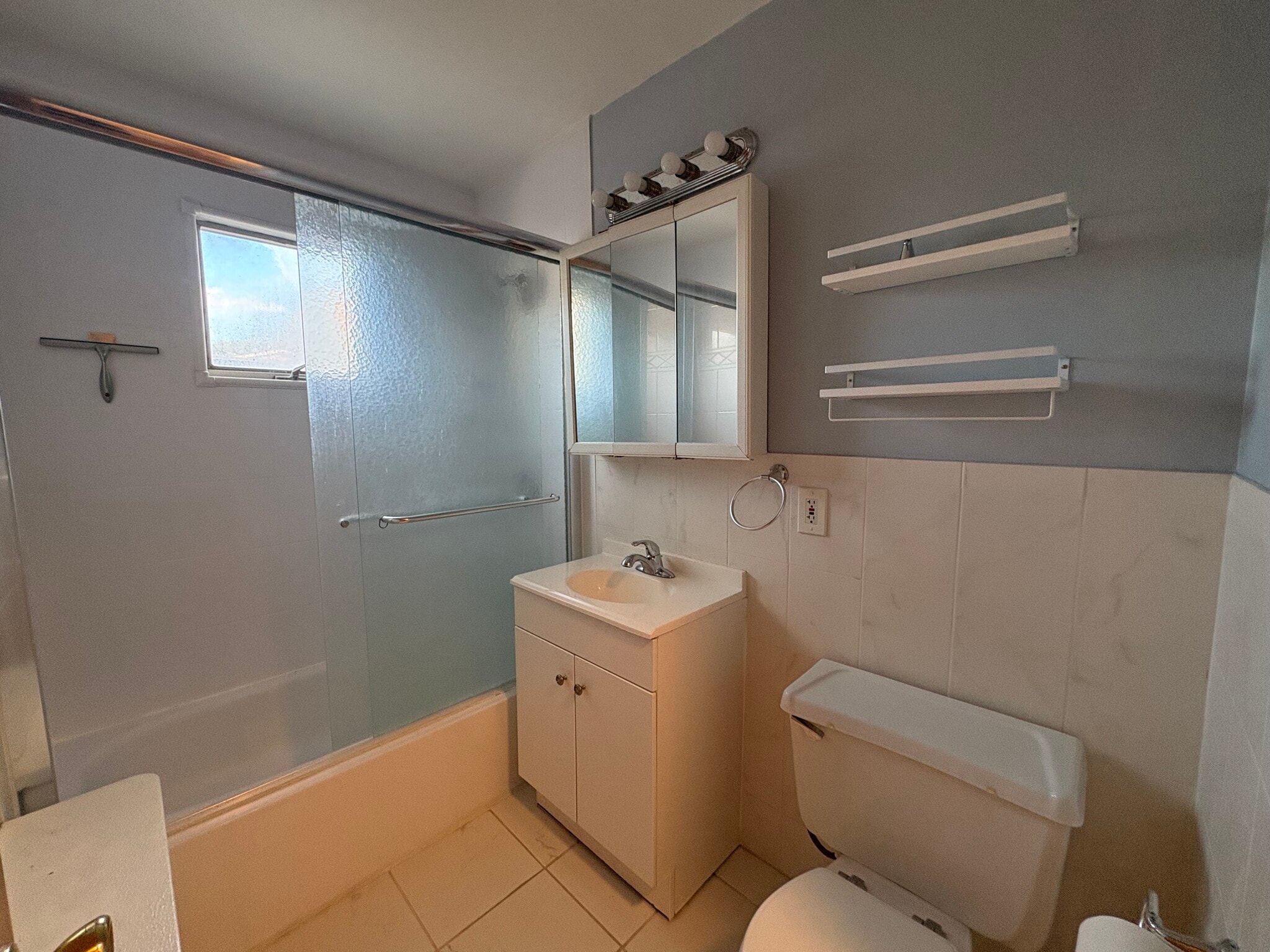 Full Bathroom - 29 Wood St