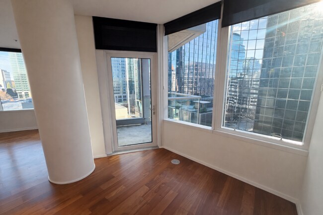 Building Photo - 1Bd/1.5Ba Bellevue Condo