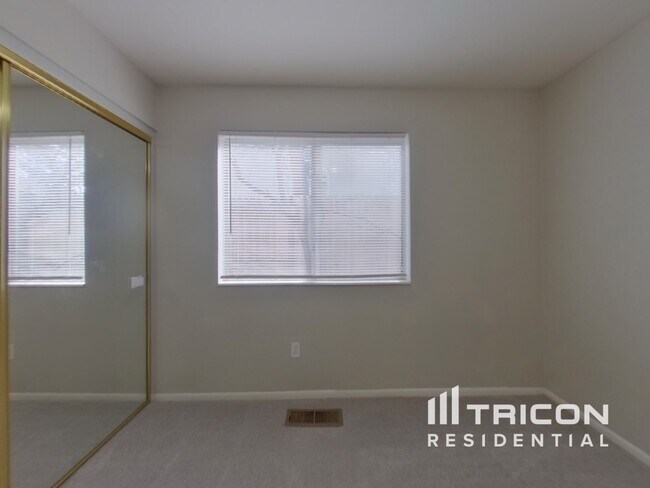 Building Photo - 8431 Silver Shores Dr