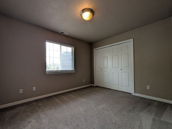 Building Photo - Beautiful 3-Bedroom, 2.5-Bath Home In River Road Area of Eugene!
