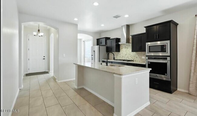 Building Photo - 1126 Gaitan St