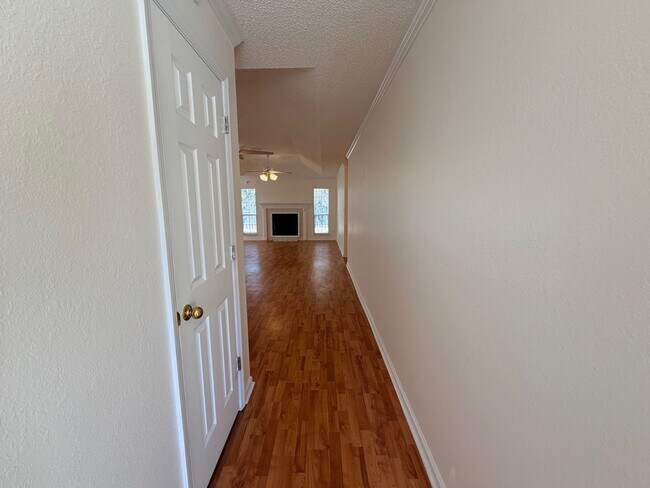 Building Photo - SummerBrooke Home, Plenty of Sunshine, Privacy, & Backyard Space!