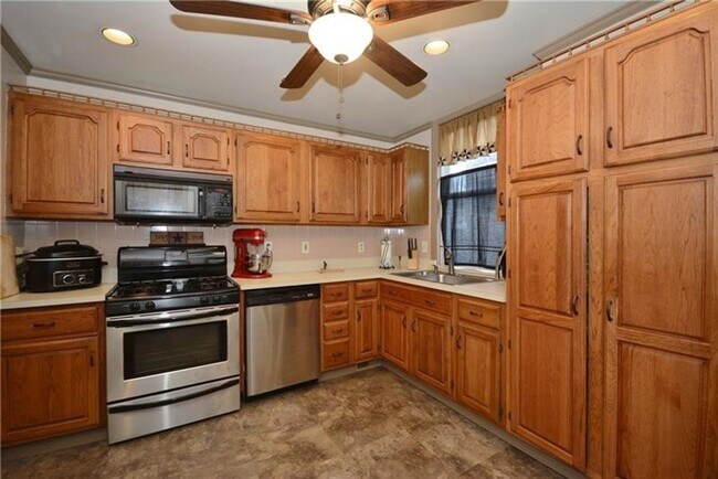 Building Photo - 2112 Saranac Ave