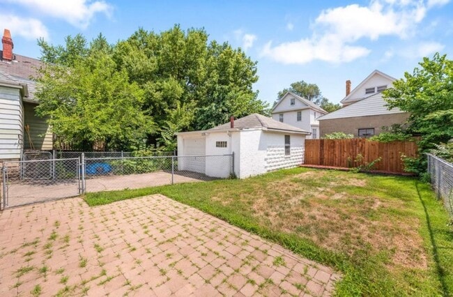 Building Photo - NORWOOD - 2 bed/1.5 bath with 1 car garage. Fenced yard