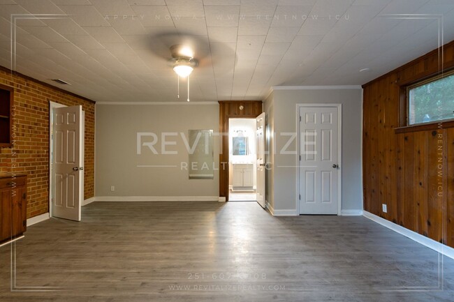 Building Photo - Beautifully Renovated 4 Bed/2 Bath in Mobile!