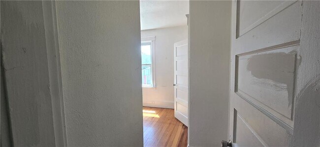 Building Photo - 320 4th Ave