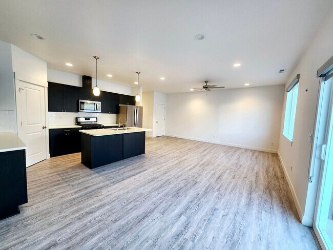 Building Photo - Spacious 3 bed/2.5 bath Townhouse - Gorgeo...