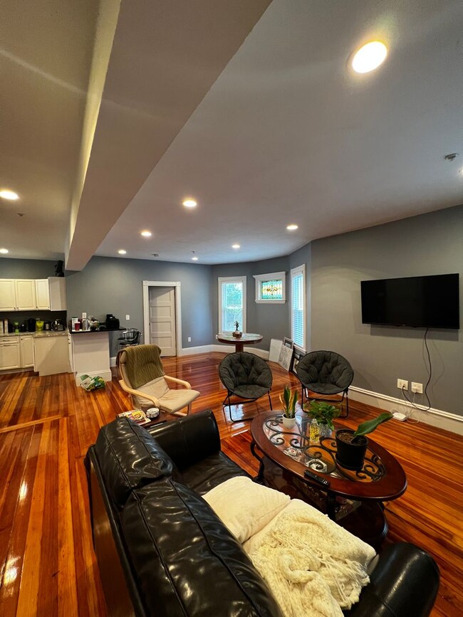 Building Photo - Beautiful, Completely Renovated Condo Qual...